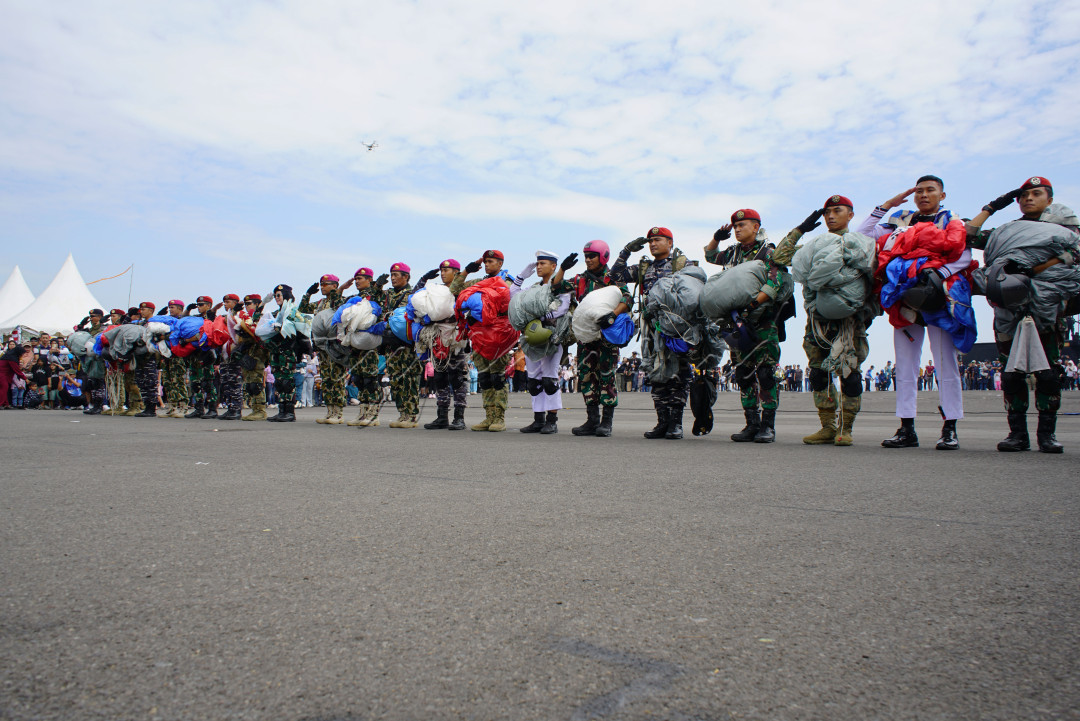 Potret TNI AL setelah melakukan atraksi Terjun Payung di Koarmada II , Surabaya, Jawa Timur, Sabtu (07/09/2024) Aksi Kegiatan tersebut merupakan rangkaian menyambut HUT ke-79 TNI AL.