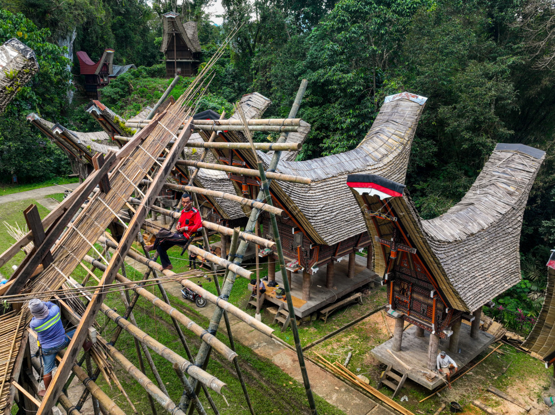 Tongkonan merupakan rumah adat khas Toraja, dimana merawat Tongkonan ini merupakan bentuk akan cinta terhadap budaya daerah.<br />
Proses penggantian atap ini dilakukan secara bergotong royong dan membutuhkan biaya yang tidak sedikit.
