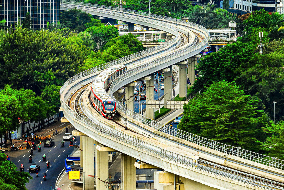 Pembangunan moda transportasi LRT ini diharapkan bisa membantu mengurai kemacetan yang ada di Jakarta.