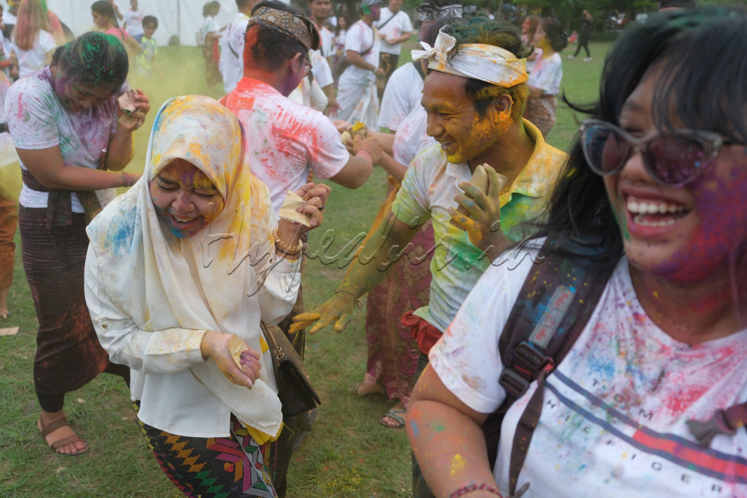 Sejumlah warga saling melemparkan bubuk warna-warni saat perayaan Holi di Denpasar, Bali, Minggu (24/3/2024). Festival warna yang mengusung tema Gulal tersebut diselenggarakan Konsulat Jenderal India untuk menandai 75 tahun hubungan diplomatik India-Indonesia.&nbsp;