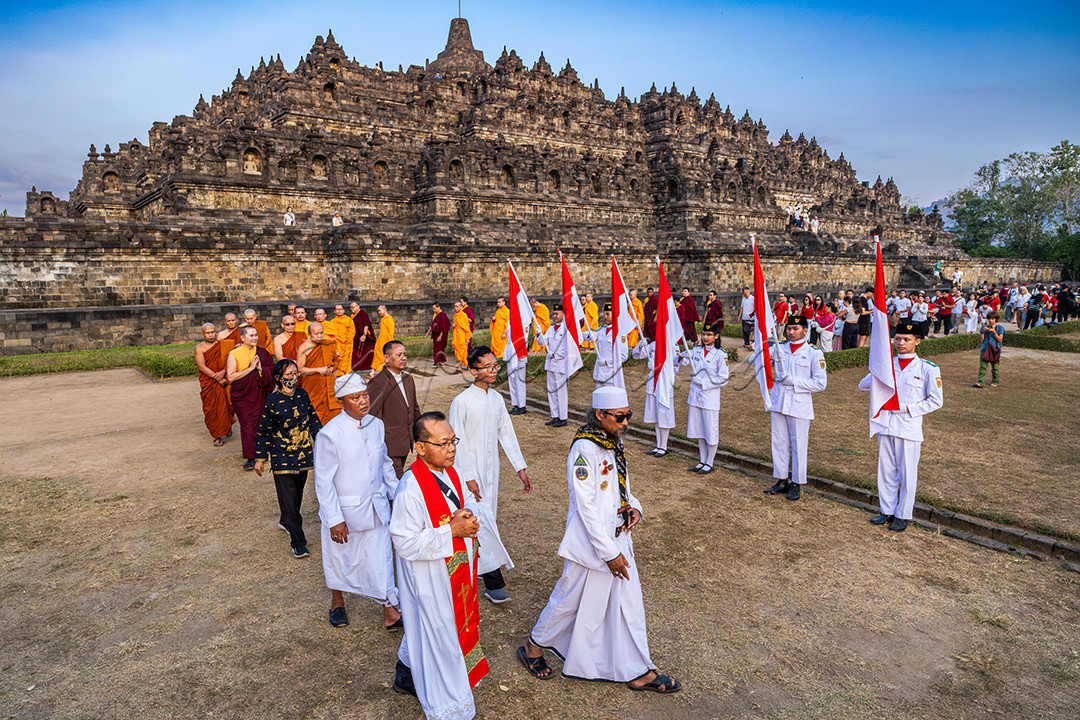 Pradaksina merah putih lintas agama di Candi Borobudur, Kab. Magelang memperingati Hari Kemerdekaan Republik Indonesia