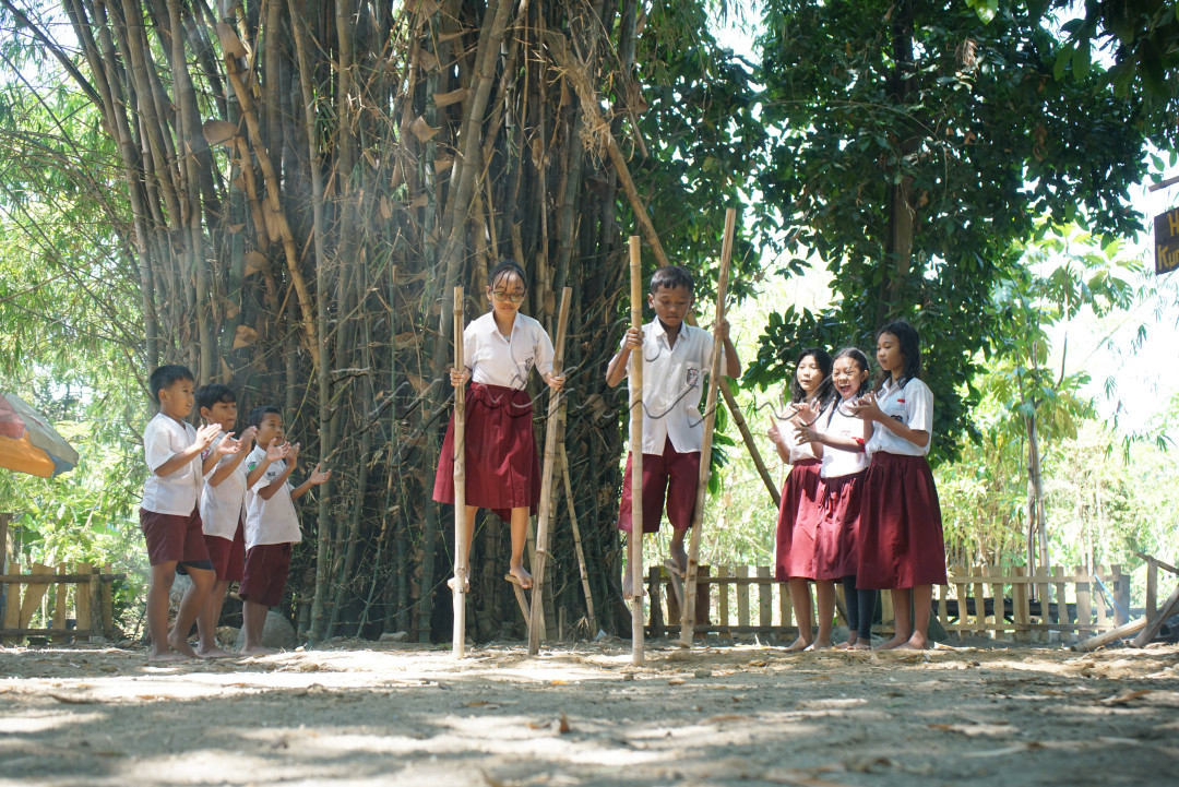 Potret Semangat Bermain Tradisional Egrang yang dilaksanakan oleh anak anak siswa - siswi SD yang bertempat di KampungLaliGadget, Kabupaten Sidoarjo, Jawa Timur, Sabtu (17/08/2024). kegiatan ini dapat menjadikan rasa kecintaan generasi muda terhadap permainan tradisional Indonesia. Semoga dengan adanya permainan ini generasi muda tetap selalu menjaga dan melestarikan ditengah game modernisasi