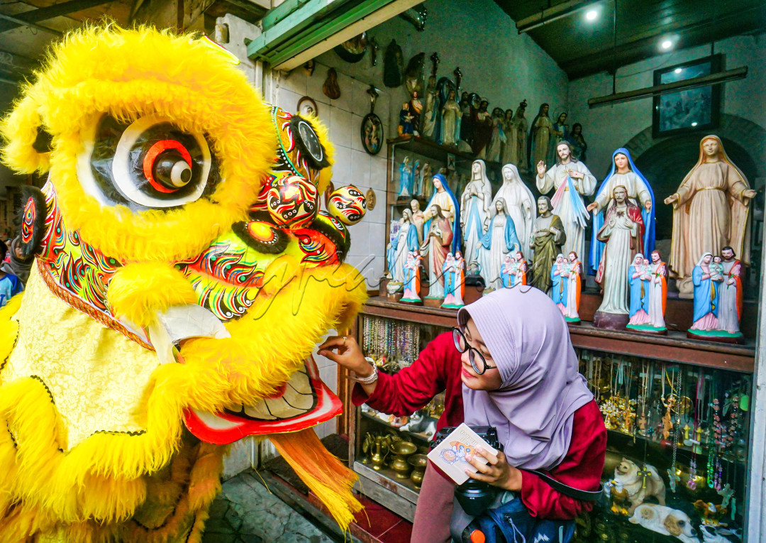 Kota Solo terkenal akan Akulturasi budayanya,salah satunya yaitu pada saat bulan Imlek tepatnya Cap Gomeh.Karena Liong dan Barongsai akan keliling kota untuk mengambil Angpao yang sudah digantung ditiap toko.Masyarakat umum juga boleh memberi Angpao dan biasanya momen seperti ini yang budaya akulturasi terlihat,dari yang pakai Hijab hingga anak - anak ikut ambil dalam pemberian Angpao.