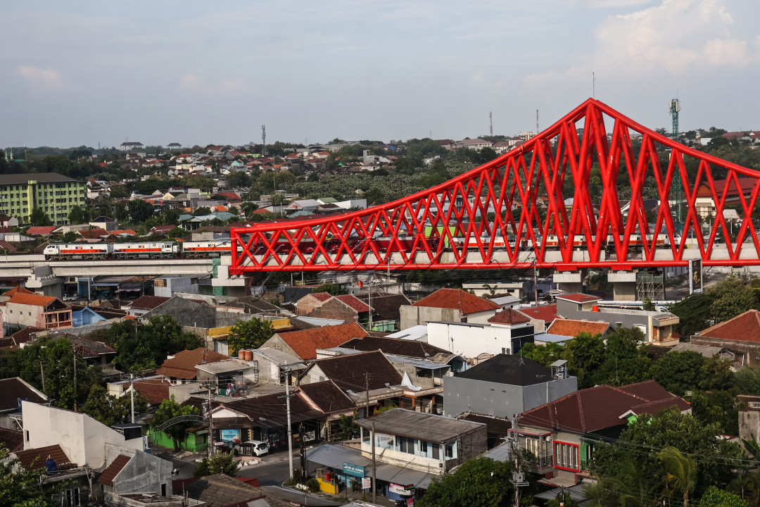 Kereta melintas saat uji coba jalur Kereta Api rel layang Simpang Jolgo, Kamis (24/10/2024). Jembatan Rel Layang Joglo sepanjang 270 meter yang menjadi jembatan rel kereta api terpanjang di Indonesia tersebut untuk meningkatkan transportasi cepat, aman, dan nyaman bagi masyarakat. Selain itu struktur bangunan menyerupai pipa berwarna merah tersebut menggunakan baja padat dan menggunakan kontruksi dengan teknologi paling mutakhir tersebut menjadi ikon Kota Solo serta meningkatkan potensi kunjungan wisata.