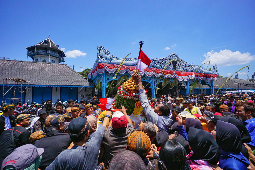 Kraton Kasunanan Surakarta selalu memperingati Grebek Mulud dengan membawa Gunungan yang berjumlah dua.Gunungan dibawa ke Masjib Agung dan ditinggal satu,yang satunya dibawa balik ke Kraton.Gunungan akan diperebutkan setelah sampai di depan Kraton.<br />
&nbsp;