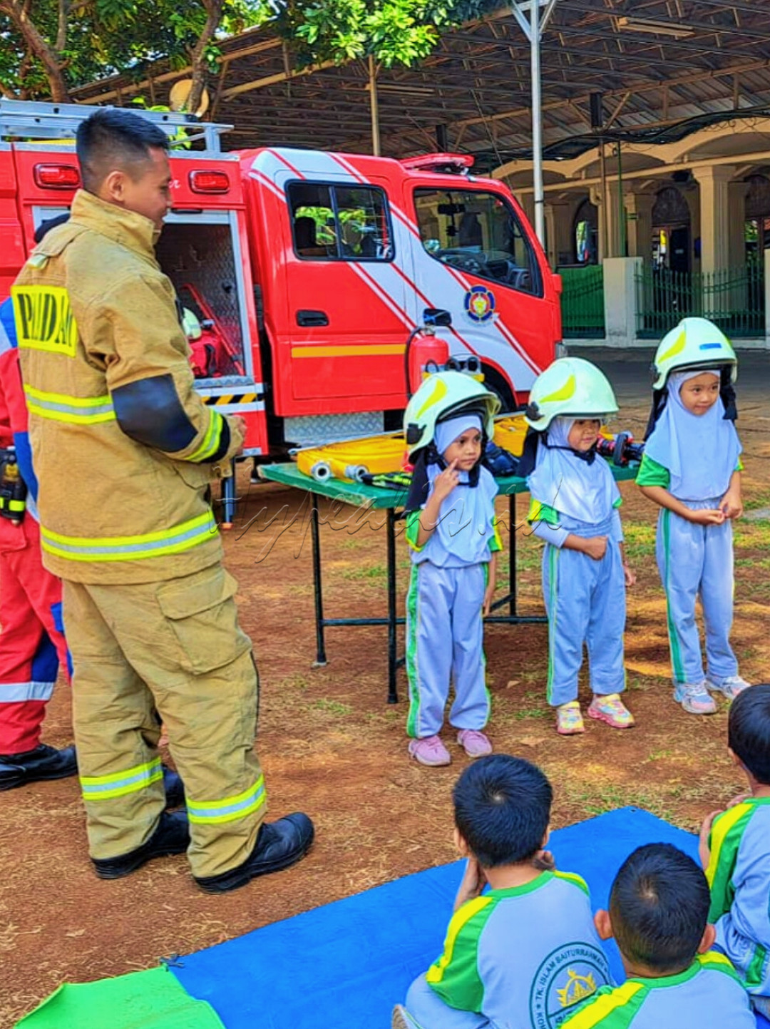 Sebuah potret nampak kegembiraan anak TK bertemu dengan bapak pemadam kebakaran, seperti nya mereka sedang di edukasi tentang profesi damkar kalau ada kebakaran&nbsp;