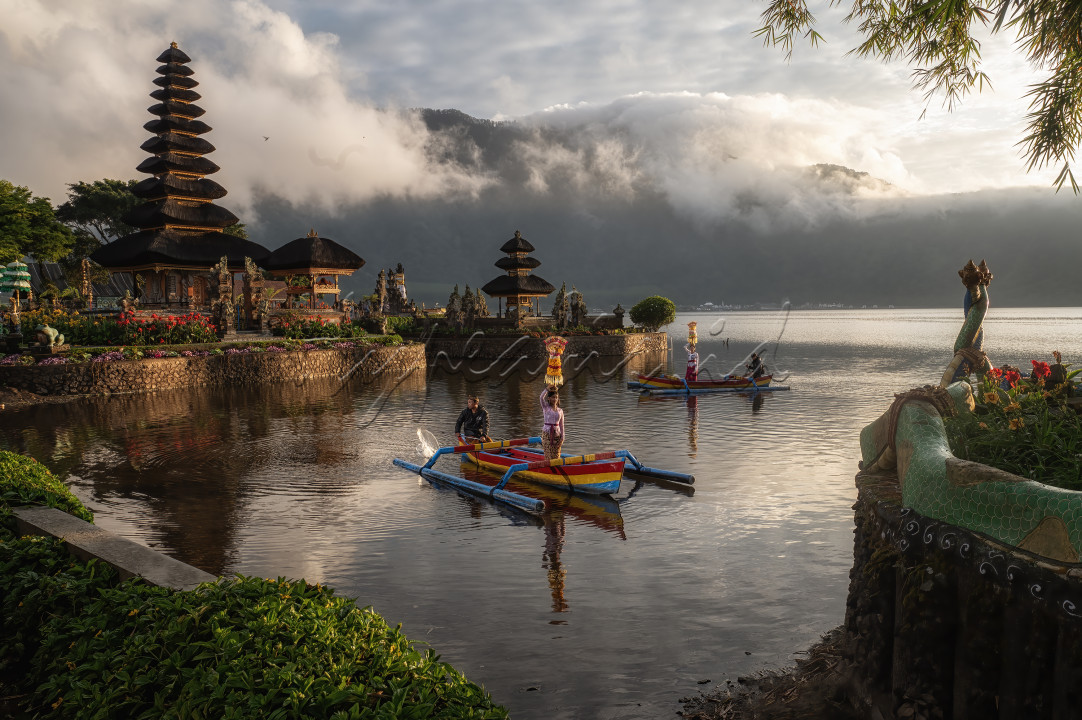 Umat Hindu sedang berangkat dan pulang dari Pura Ulundanu Beratan di pagi hari.