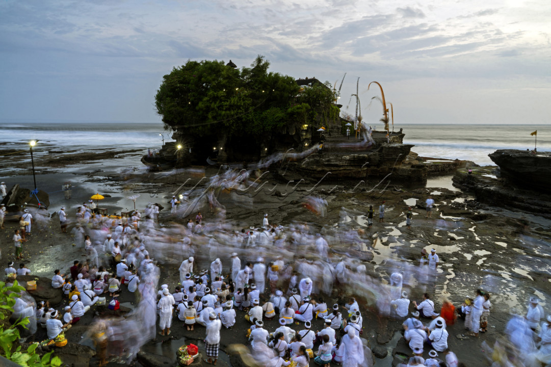 Tradisi yang selalu terjaga di Pura Tanah Lot, dimana warga bersembahyang bersama dan melakukan persembahan