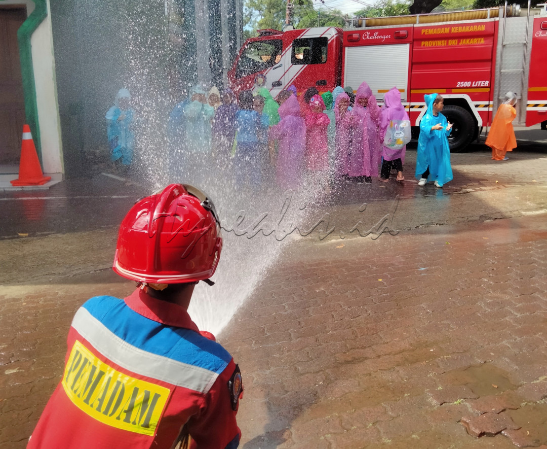 Keceriaan anak-anak saat bermain mandi air, selain itu anak-anak lebih mengenal lagi pemadam di masyarakat&nbsp;