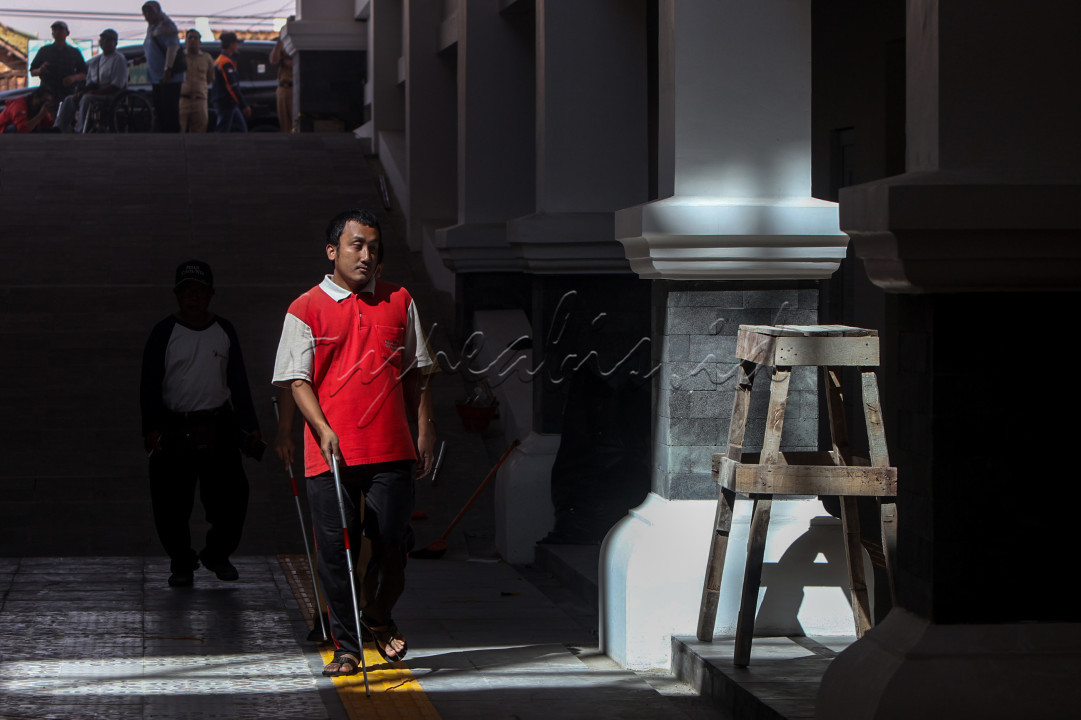 Disabilitas Netra berjalan saat uji coba jalur disabilitas atau guilding block di Pasar Jongke, Surakarta, Jawa Tengah, Senin (15/7/2024). Pemerintah Kota Solo memberikan fasilitas berupa guilding block atau jalur bagi penyandang disabilitas untuk mempermudah akses jalur&nbsp; serta nyaman bagi penyandang ketika berbelanja di pasar tersebut. (J Howi Widodo).