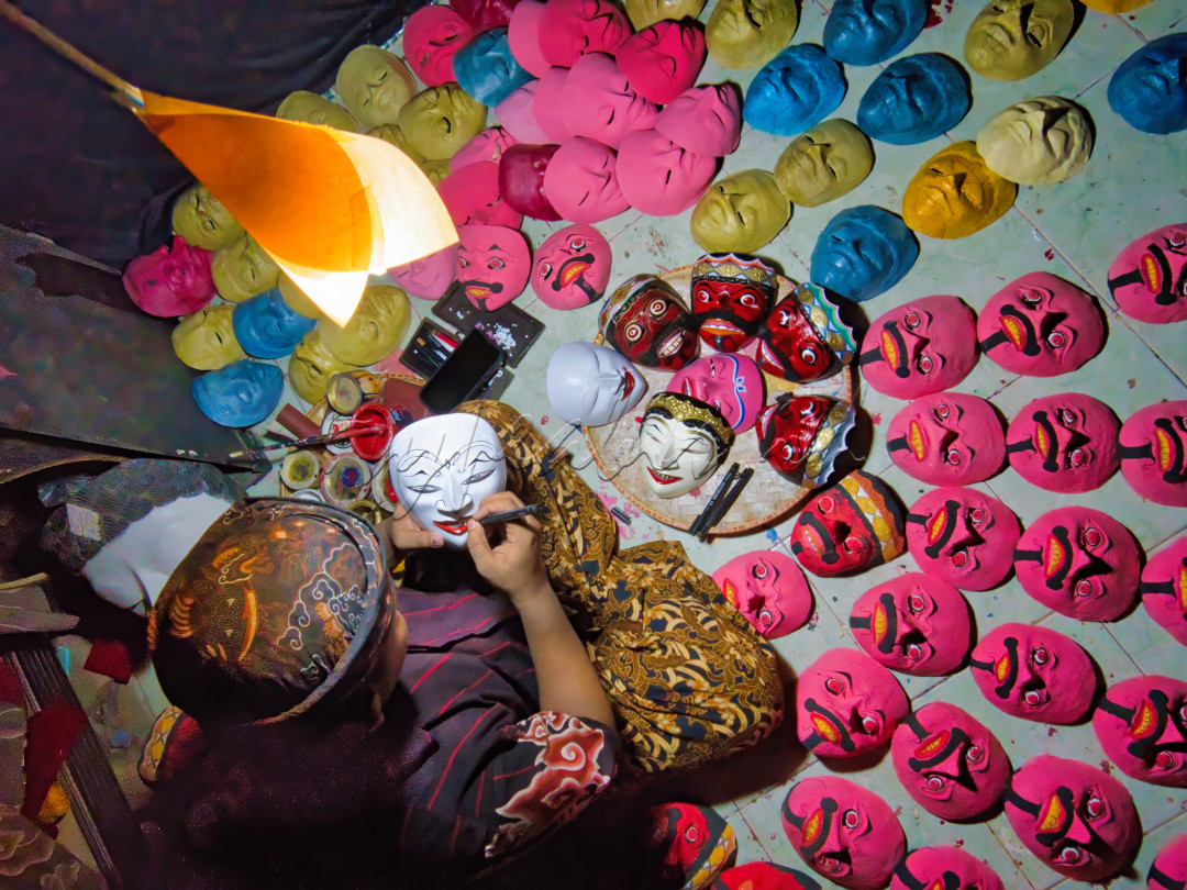 Melestarikan budaya topeng Cirebon adalah upaya yang penuh semangat dan kontribusi nyata dalam membangun negeri. Dengan menjaga dan mempromosikan seni tradisional ini, masyarakat tidak hanya mempertahankan warisan budaya yang kaya, tetapi juga menginspirasi generasi muda untuk mencintai dan menghargai tradisi lokal. Kegiatan ini menarik wisatawan dan memperkuat ekonomi kreatif, sekaligus mempererat ikatan sosial. Semaraknya budaya topeng Cirebon mencerminkan kekuatan kolaborasi dalam menjaga identitas budaya dan mendorong kemajuan bersama. &nbsp; &nbsp; &nbsp; &nbsp; &nbsp; &nbsp; &nbsp; &nbsp; &nbsp; &nbsp;&nbsp;