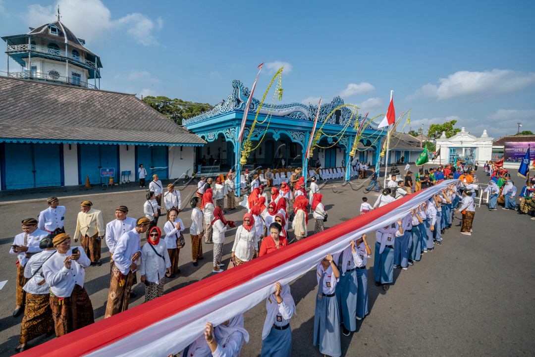 Kirab 1000 meter bendera oleh ratusan siswa dan siswi dari beberapa Sekolah di Kota Solo mengelilingi keraton Surakarta dalam menyambut hari Sumpah Pemuda 2024.&nbsp;&nbsp;