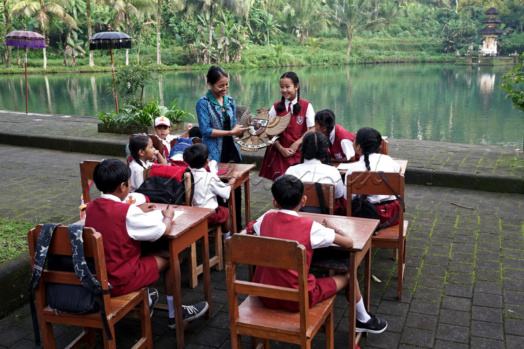 Pendidikan moral generasi penerus bangsa bisa dimulai sejak dini, dengan mengenalkan mereka pada ideologi Pancasila