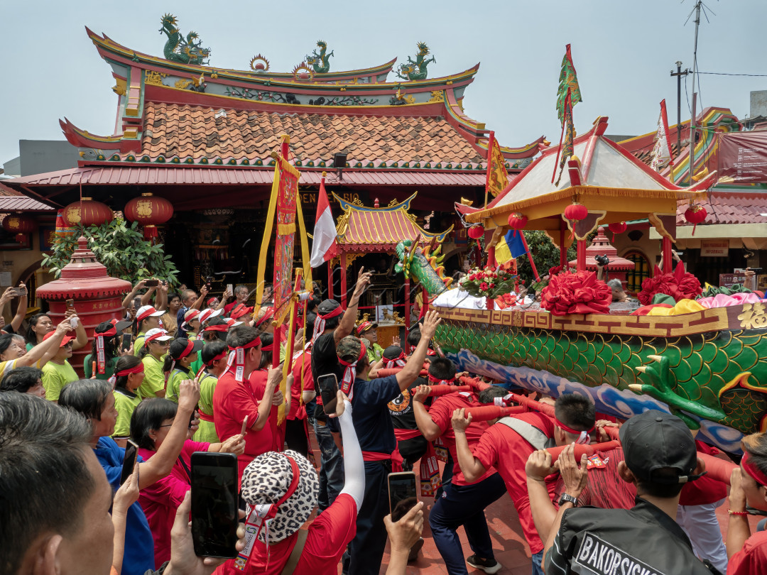 Gotong Replika Perahu Boen Tek Bio di Tangerang adalah acara yang penuh semangat dan simbolik. Kegiatan ini menghidupkan kembali tradisi dan budaya lokal, sekaligus mempererat tali persaudaraan di antara masyarakat. Dengan menggotong replika naga yang megah, warga bersama-sama menunjukkan kekompakan dan gotong royong. Acara ini tidak hanya menjadi perayaan budaya yang meriah, tetapi juga menginspirasi semangat membangun negeri melalui kolaborasi dan kebersamaan.