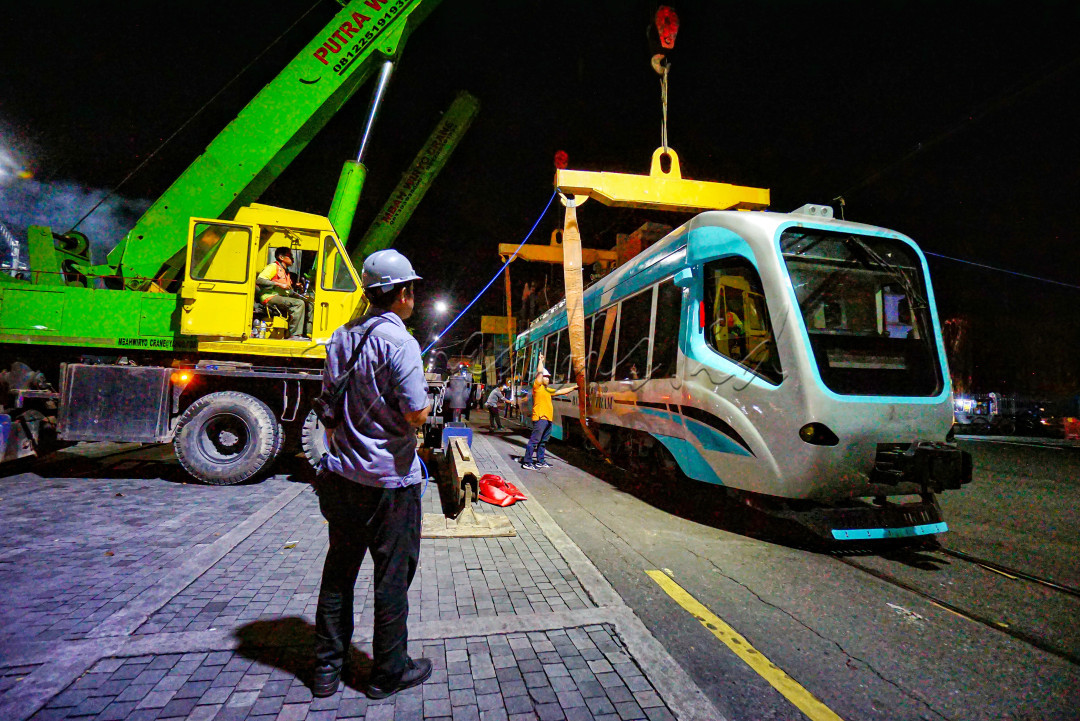 Pada awal bulan November lalu Kota Solo kedatangan Kereta Battery Tram untuk uji coba,uji coba pertama dari Stasiun Purwosari hingga Stadiun Kota (Sangkrah).Uji coba pertama berhasil hingga menuju uji coba kedua.Rute uji coba kedua cukup jauh yaitu dari Purwosari hingga Stasiun Wonogiri.Dan pada akhirnya Kereta harus kembali lagi karena uji coba cukup berhasil.Dengan menggunakan kren dan truk trailer akhirnya kerata diangkut menuju Madiun.
