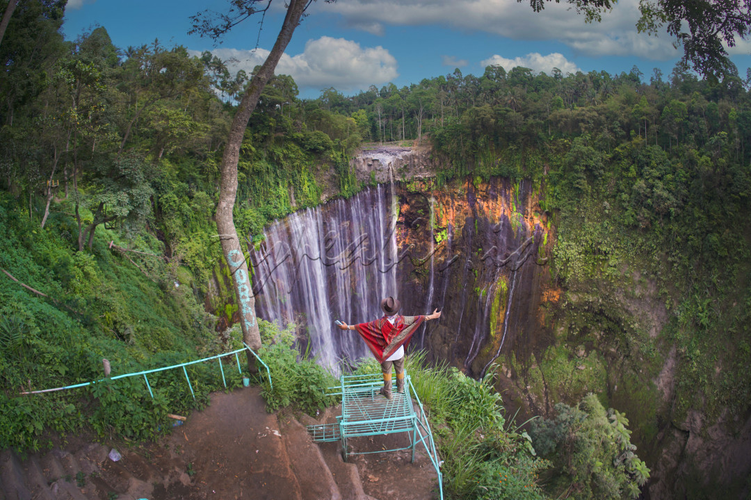 keindahan panorama tumpak sewu sangat memikat para wisatawan hal ini tuntu saja menjadi pemicu gelora membangun negeri dalam sekotr pariwisata