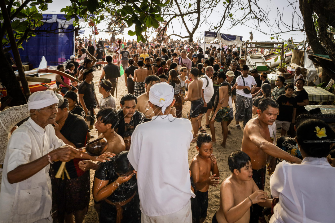 Acara budaya bali yang menunjukkan sekelompok anak anak dari dewasa sampek remaja mengikuti acara pembersihan, di setiap foto yang saya unggah melihatkan generasi dan kekuatan jiwa muda untuk membangun indonesia lewat budaya.