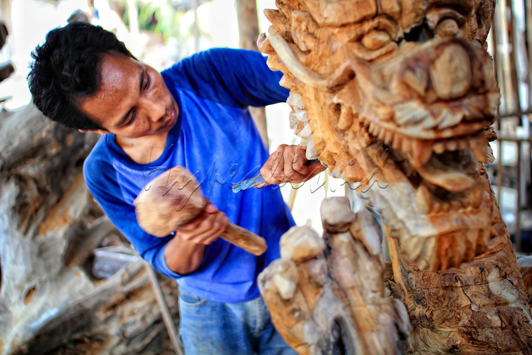 pengrajin seni kriya kayu asal kabupaten jombang mampu membuat patung naga dari limbah kayu dan memiliki nilai jual internasional hal ini tentu saja menjadi salah satu cara membangun negeri melalui kesenian