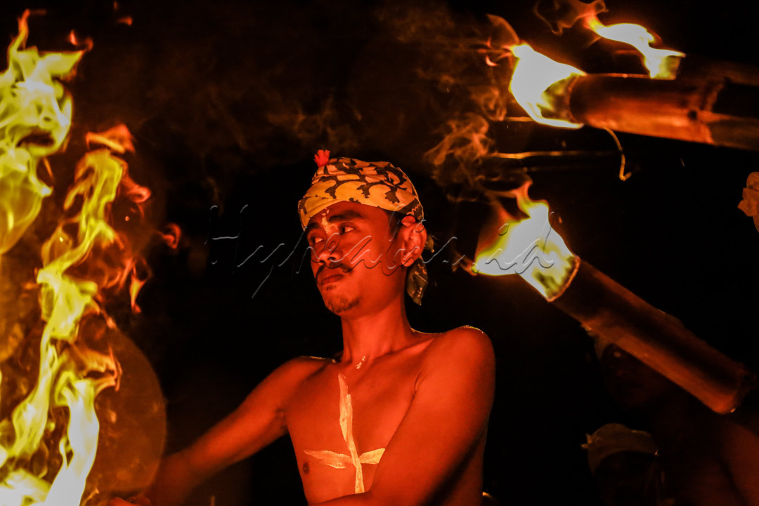 Foto yang saya buat clos up ini saya ingin menonjol kan pemuda yang semangat dan menahan panas dan takut untuk melihatkan kesenia perang api ke pada orang lokal maupun luar negri.