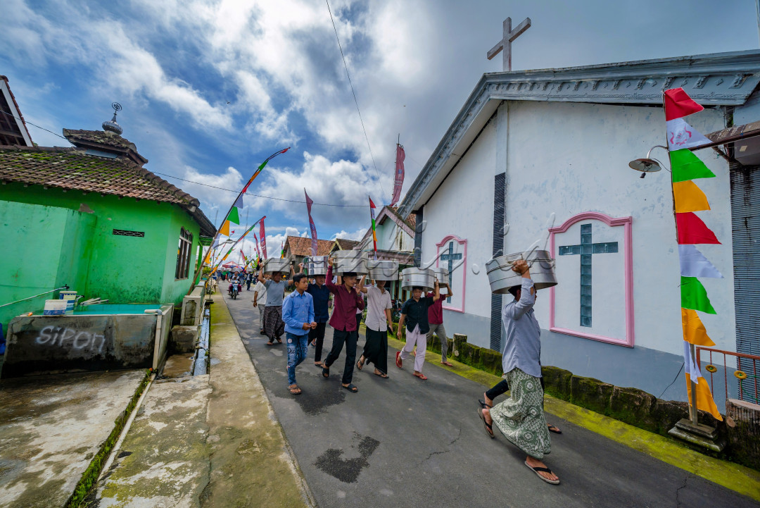 Tradisi sadranan merupakan suatu tradisi untuk membersihkan makam leluhur dan ziarah kubur dengan prosesi penyampaian doa dan kenduri. Dilaksanakan warga setempat berujud aneka makanan dalam tenong dan nasi tumpeng menjadi tradisi rutin dilaksanakan setiap tahun pada pertengahan Bulan Ruwah (penanggalan Jawa) atau menjelang datangnya bulan Ramadhan atau yang sering dikenal dengan tradisi Nyadran atau sadranan yang masih terjaga dan terus berlangsung hingga sekarang