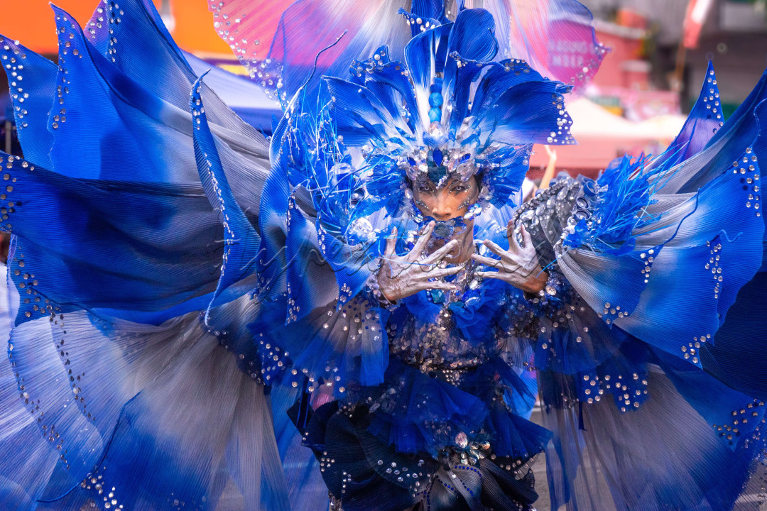 Seorang peserta yang sedang menampilkan salah satu costumnya pada perayaan Jember Fashion Carnaval 2024