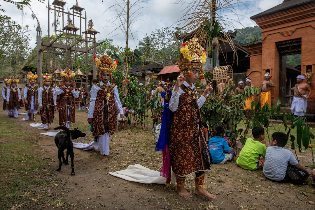 Tradisi Metekrok dilaksanakan setahun sekali yaitu setiap Sasih Kelima (bulan kelima) menurut sistem kalender di Desa Adat Tenganan Dauh Tukad, Desa Tenganan, Kecamatan Manggis, Kabupaten Karangasem, Bali.&nbsp;Tradisi Metekrok adalah salah satu rangkaian upacara Usaba Sambah dimana dilangsungkan prosesi mengelilingi deretan cabang-cabang pohon yang digantungi beraneka ragam buah-buahan (dikenal dengan istilah Tatuwon) dan ditanam di depan Pura Agung, Bale Banjar Kaja dan Kelod.&nbsp;Pepohonan yang digantungi buah-buahan biasanya dipetik berebutan oleh anak-anak bahkan dewasa yang dari awal prosesi menunggunya. Tujuan upacara Metekrok ini adalah sebagai penghormatan dan rasa syukur terima kasih kepada Tuhan atas berkah melimpah hasil bumi yang tumbuh di Desa Adat Tenganan Dauh Tukad yang sangat berguna bagi kehidupan.