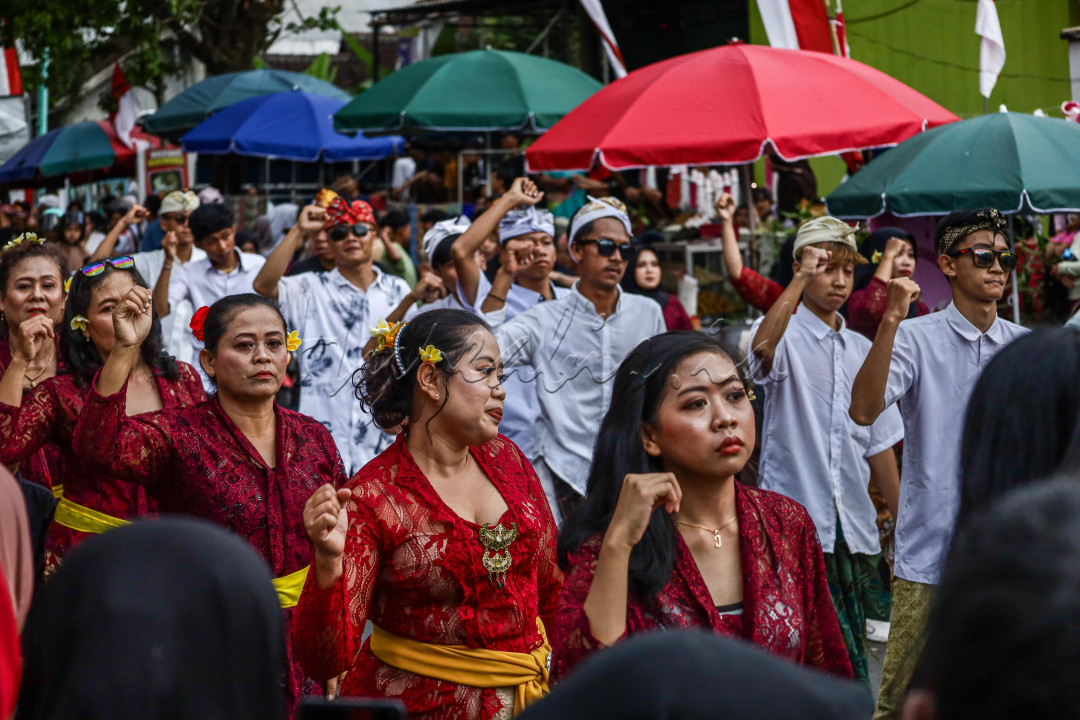 Gambar di atas menapilkan, barisan pemuda dan orang tua, foto yang betema kontras dalam fotografi, saya mengambil foto ini karna foto ini memberikan kesan yang jelas dengan tema lomba ini, foto menampilkan semangat untuk mendukung negri ini dan perekonomian bangsa, karna pemuda adalah emas untuk bangsa.