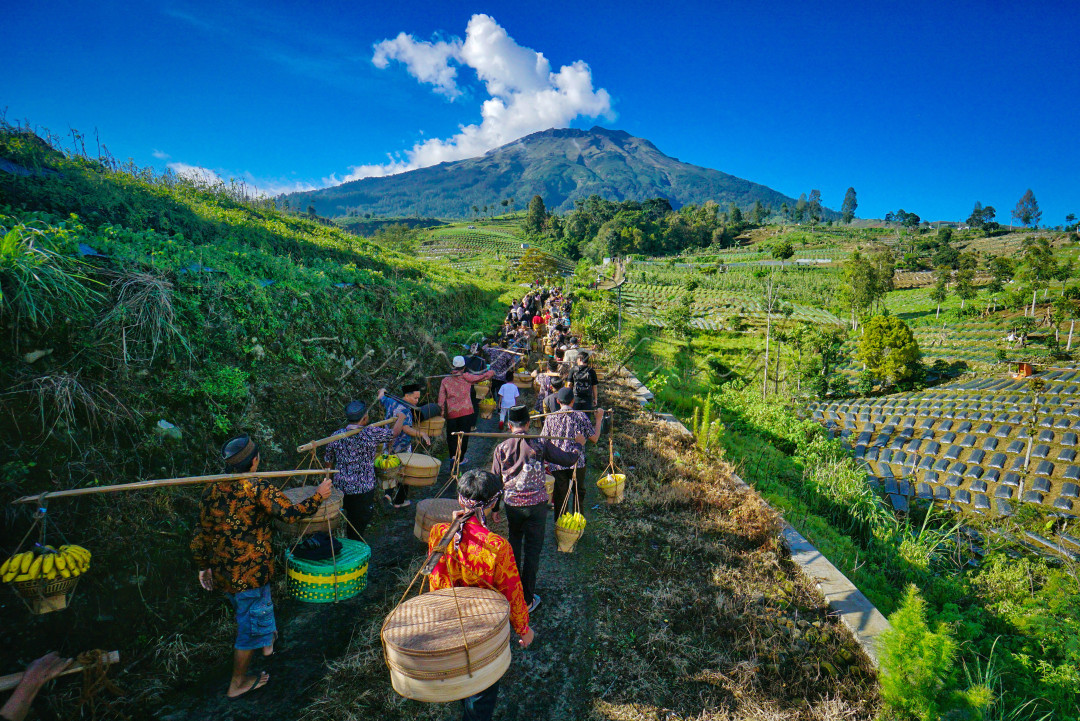 Indonesia adalah negara dengan kekayaan yang sangat luar biasa,salah satunya yaitu kekayaan Budaya dan Tradisinya.Seperti pada saat bulan menjelang datangnya Puasa,desa Pagergunung selalu rutin mengadakan Sadranan yang jatuh pada bulan Rejeb kalender Jawa.Masyarakat berbondong bondong membawa Tenong yang dipikul menuju Lereng Gunung Sumbing,karena memang disana tempat Kenduri besarnya.