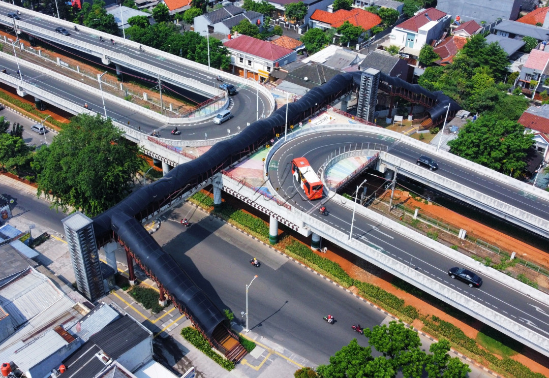 Jembatan penghubung yg memudahkan akses masyarakat untuk menyebrang dengan aman dan nyaman