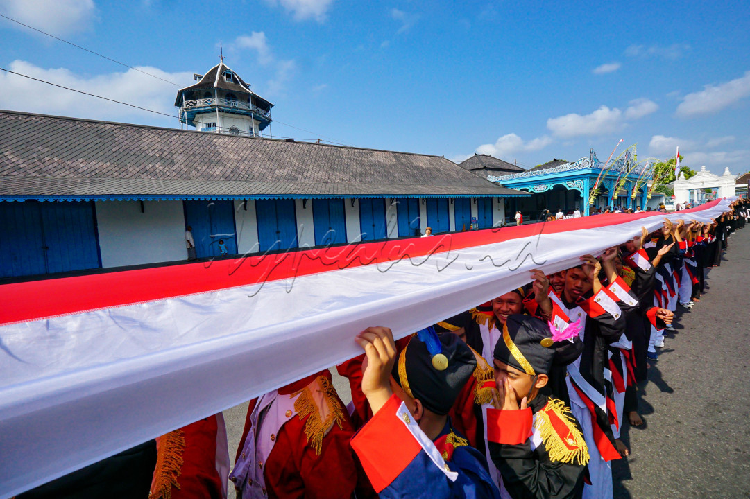 Kirab Bendera 1000 meter ini dalam rangka memperingati Hari Sumpah Pemuda 2024.Tahun ini kota Solo menunjuk Kraton Kasunanan menjadi lokasi Upacara dan Kirab.Ratusan siswa ikut andil dalam acara kirab ini,sehingga terasa sekali makna dalam Sumpah Pemuda ini.