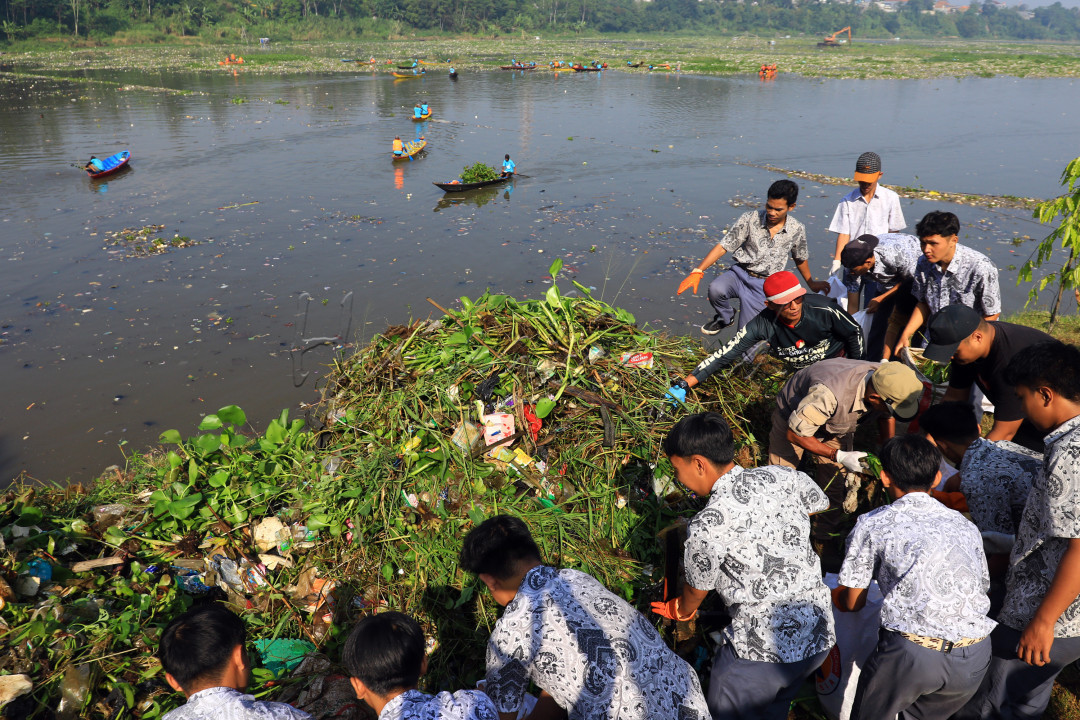 Sejumlah siswa bersama petugas gabungan dan para relawan kebersihan bergotong royong mengangkat sampah di Sungai&nbsp;Citarum&nbsp;Blok Desa Selacau, Kecamatan Batujajar, Kabupaten Bandung Barat (KBB), Jumat 14 Juni 2024.<!--/data/user/0/com.samsung.android.app.notes/files/clipdata/clipdata_bodytext_241130_204630_930.sdocx-->