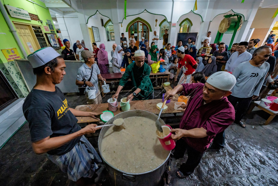 Namanya Bubur Samin khas Banjar, Provinsi Kalimantan Selatan. Bubur ini menjadi menu takjil primadona yang selalu disiapkan selama Ramadan, oleh takmir Masjid Darussalam, Kelurahan Jayengan, Kecamatan Serengan, Kota Surakarta.
<div>&nbsp;</div>

<div>Bubur Samin dibagikan kepada warga menjelang berbuka puasa tiba. Kegiatan itu sudah berlangsung sejak lama atau sekitar 1985 hingga sekarang. Takmir masjid menjadikan ini sebagai menu takjil gratis di masjid, tapi juga dibagikan.</div>