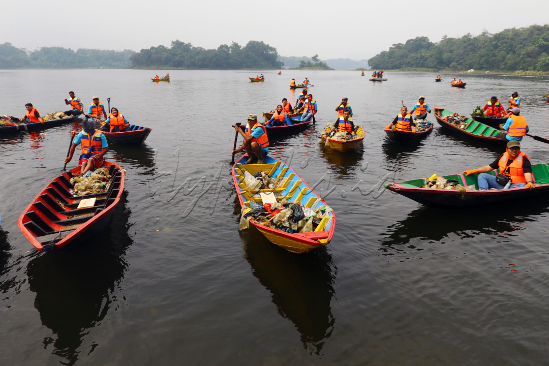 Sejumlah warga, petugas dan relawan menggelar aksi bersih-bersih sampah di Sungai Citarum, Kecamatan Cihampelas, Kabupaten Bandung Barat (KBB), Senin 3 Juni 2024. Gerakan itu berhasil mengangkat sampah jenis plastik dan eceng gondok sebanyak 6,8 ton. Sampah yang telah diangkut akan didaur ulang di Yayasan Bening Saguling Foundation menjadi pupuk, pakan magot, kerajinan, hingga briket.<!--/data/user/0/com.samsung.android.app.notes/files/clipdata/clipdata_bodytext_241130_205139_045.sdocx-->