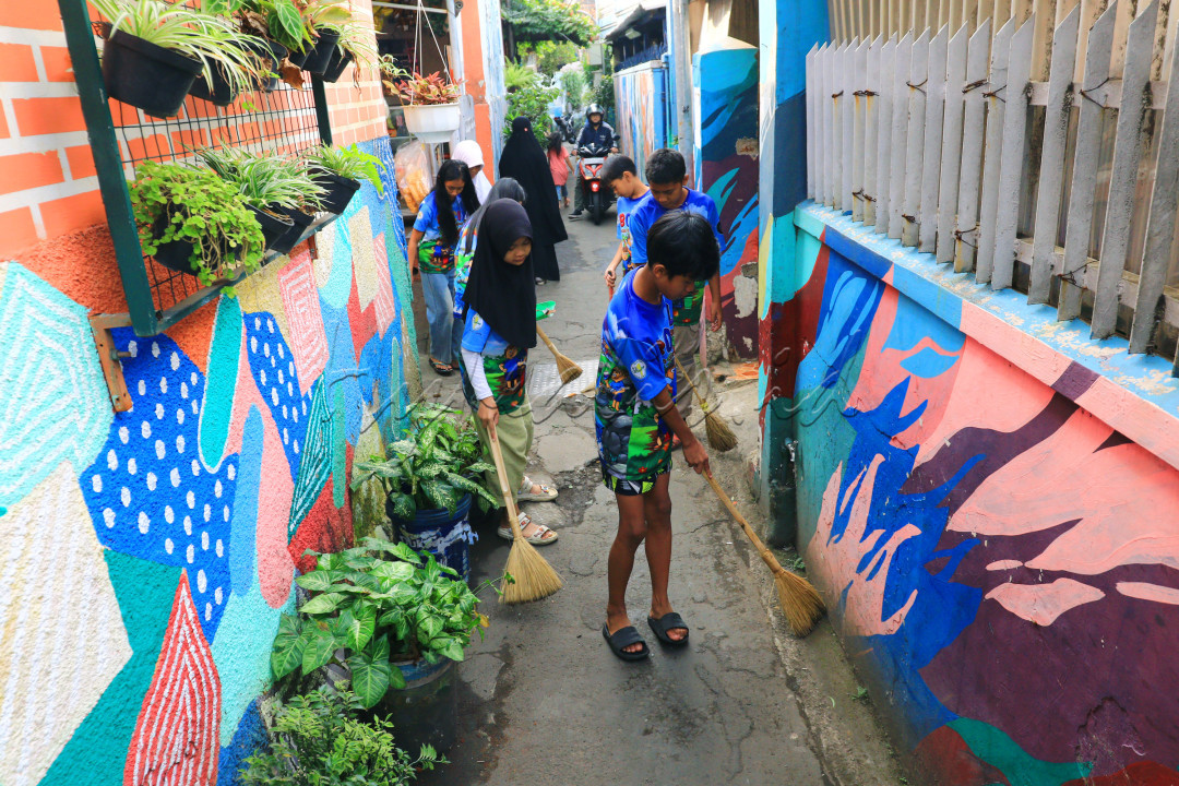 Sejumlah anak yang mengatasnamakan bocah cinta lingkungan (Bocil) melakukan bersih-bersih lingkungan dengan cara menyapu dan memungut sampah di kampung proklim dan kawasan bebas sampah Cibunut RW 07, Kelurahan Kebun Pisang, Kecamatan Sumur Bandung, Kota Bandung, Sabtu 15 Juni 2024. Bersih-bersih setiap hari Sabtu ini, bertujuan untuk menanamkan cinta terhadap kebersihan lingkungan, juga untuk menghindari kecanduan terhadap gadget sehingga para&nbsp;Bocil&nbsp;ini dapat bermain dan bersosialisasi dengaan teman sebayanya. <!--/data/user/0/com.samsung.android.app.notes/files/clipdata/clipdata_bodytext_241130_205657_068.sdocx-->