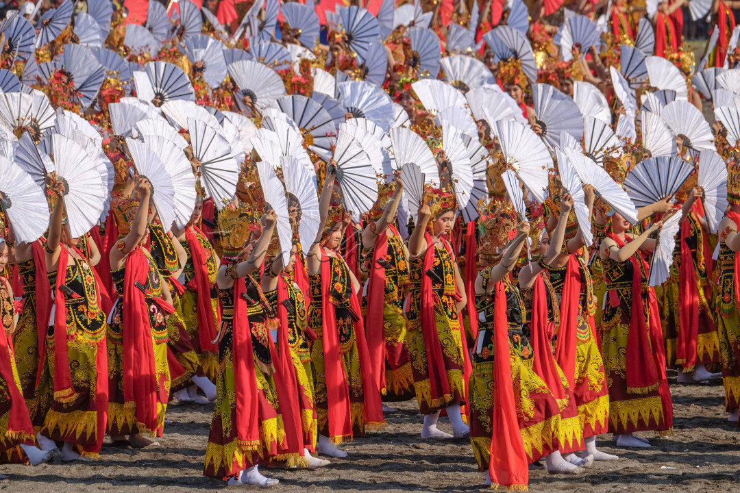 Gandrung adalah Tarian Khas dari Kabupaten Banyuwangi. Pada jaman dulu, tari Gandrung sering diadakan ketika ada acara pernikahan atau khitanan. Seiring berkembangnya pariwisata, tarian ini dikemas dengan cara yang berbeda, yakni dibawakan oleh kurang lebih 1000 penari. Para penari tersebut merupakan para pelajar SD, SMP, SMA di Banyuwangi. Event gandrung sewu juga menjadi wadah pelestarian budaya oleh para penerus bangsa.
