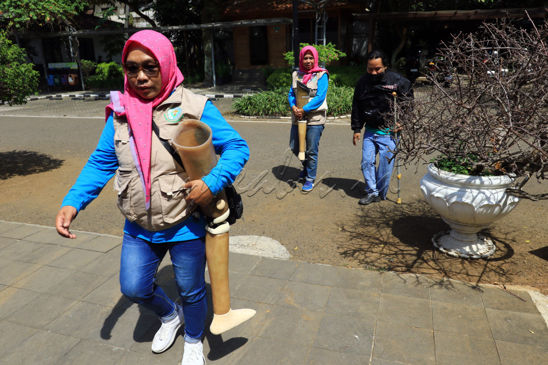 Penyandang disabilitas didampingi petugas&nbsp;saat menghadiri penyerahan bantuan&nbsp;kaki&nbsp;palsu&nbsp;kepada masyarakat penyandang disabilitas fisik di Pendopo Kota Bandung, Jalan Dalem Kaum, Kota Bandung, Selasa 27 Agustus 2024. Penyerahan bantuan&nbsp;kaki&nbsp;palsu kepada 17 warga disabilitas guna mendukung program kemandirian disabilitas.<!--/data/user/0/com.samsung.android.app.notes/files/clipdata/clipdata_bodytext_241130_210115_429.sdocx-->