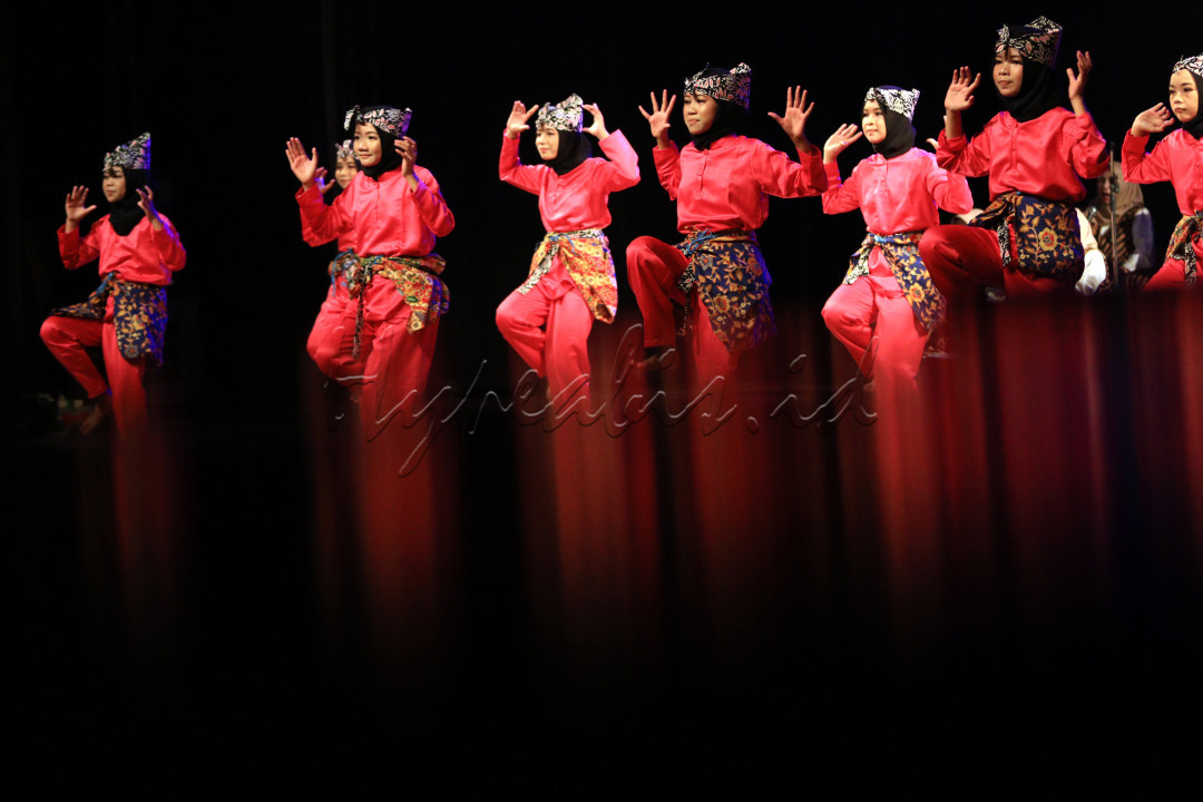 Salahsatu pertunjukan&nbsp;seni Rudat Kadupandak Kabupaten&nbsp;Cianjur&nbsp;saat tampil di&nbsp;Gedung Teater Tertutup Taman Budaya Jawa Barat, Kota Bandung, Rabu 20 November 2024. Pertunjukan tersebut merupakan kegiatan&nbsp;Sosialisasi Hasil Revitalisasi Seni Rudat Kadupandak Kabupaten&nbsp;Cianjur&nbsp;yang&nbsp;merupakan upaya Pemerintah Provinsi Jawa Barat untuk menghidupkan kembali atau mengangkat Seni Rudat Kadupandak yang hampir punah. Rudat adalah kesenian tradisional yang tumbuh dan berkembang di lingkungan pesantren. Seni rudat merupakan seni gerak dan vokal diiringi tabuhan ritmis dari waditra sejenis terebang. Syair-syair lagu yang terkandung di dalamnya bernafaskan kegamaan, yaitu puja-puji dan sholawat yang mengagungkan Allah dan Rasulnya.<!--/data/user/0/com.samsung.android.app.notes/files/clipdata/clipdata_bodytext_241130_210258_971.sdocx-->