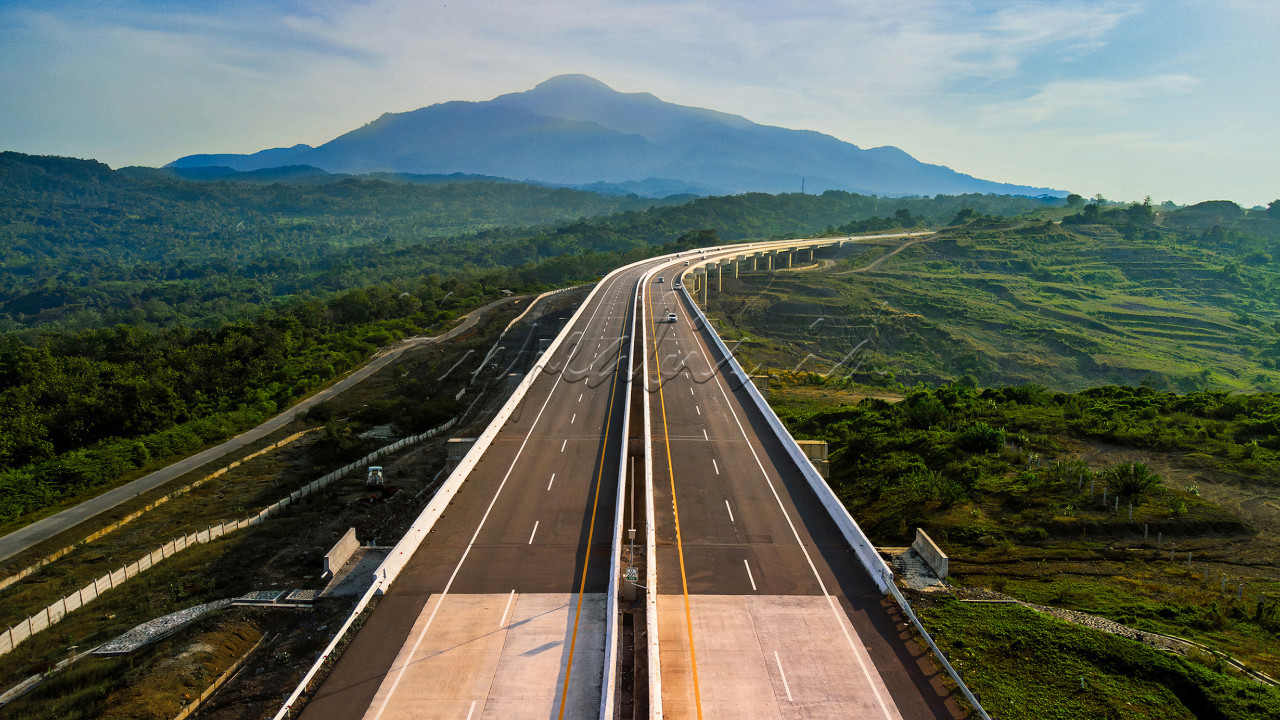 Jembatan Kadongdong merupakan salah satu infrastruktur penting yang mempercepat mobilitas warga di kawasan sekitarnya. Dengan desain modern dan kokoh, jembatan ini menghubungkan wilayah-wilayah yang sebelumnya terisolasi, sehingga memangkas waktu tempuh secara signifikan. Kehadirannya tidak hanya memudahkan akses transportasi, tetapi juga mendorong pertumbuhan ekonomi lokal, seperti perdagangan dan pariwisata. Pemandangan alam di sekitar jembatan yang memukau menambah daya tariknya, menjadikannya ikon baru bagi masyarakat setempat. Jembatan Kadongdong benar-benar menjadi simbol kemajuan yang mempersingkat jarak sekaligus mempererat konektivitas.