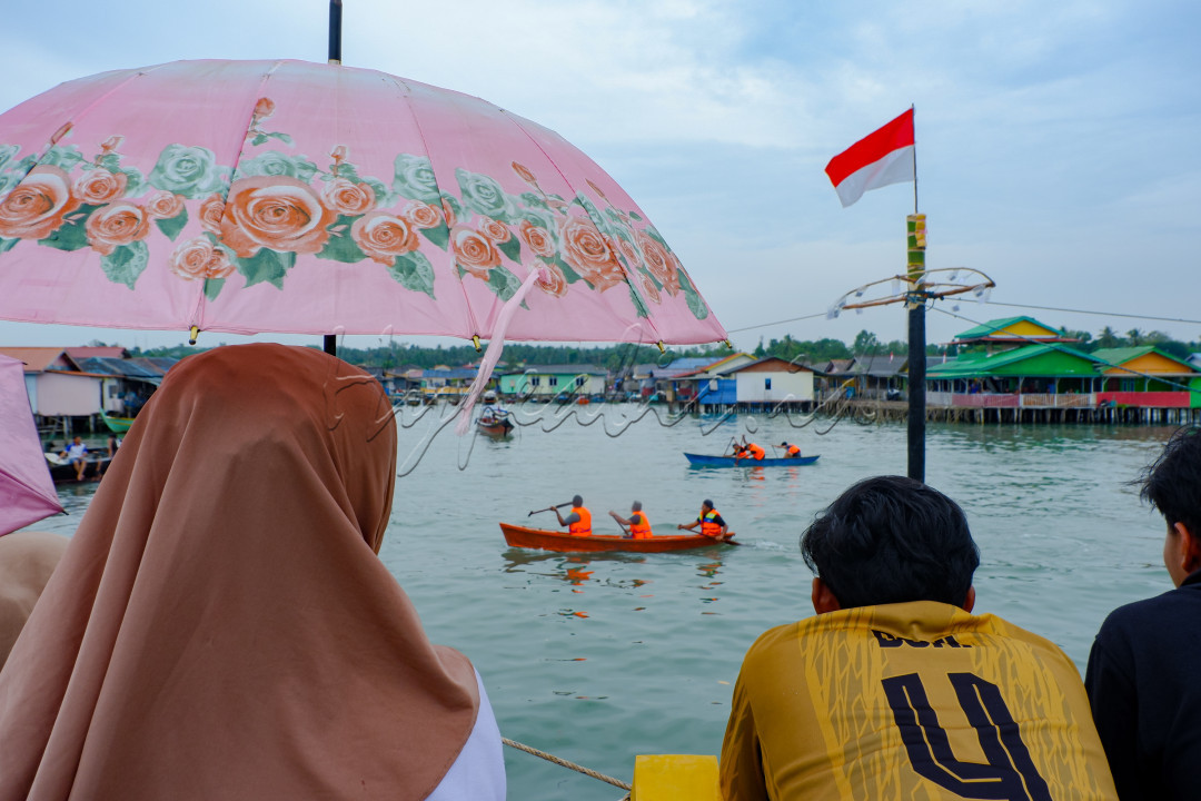 Semangat para pendayung pada lomba sampan tradisional yang diadakan masyarakat pesisir