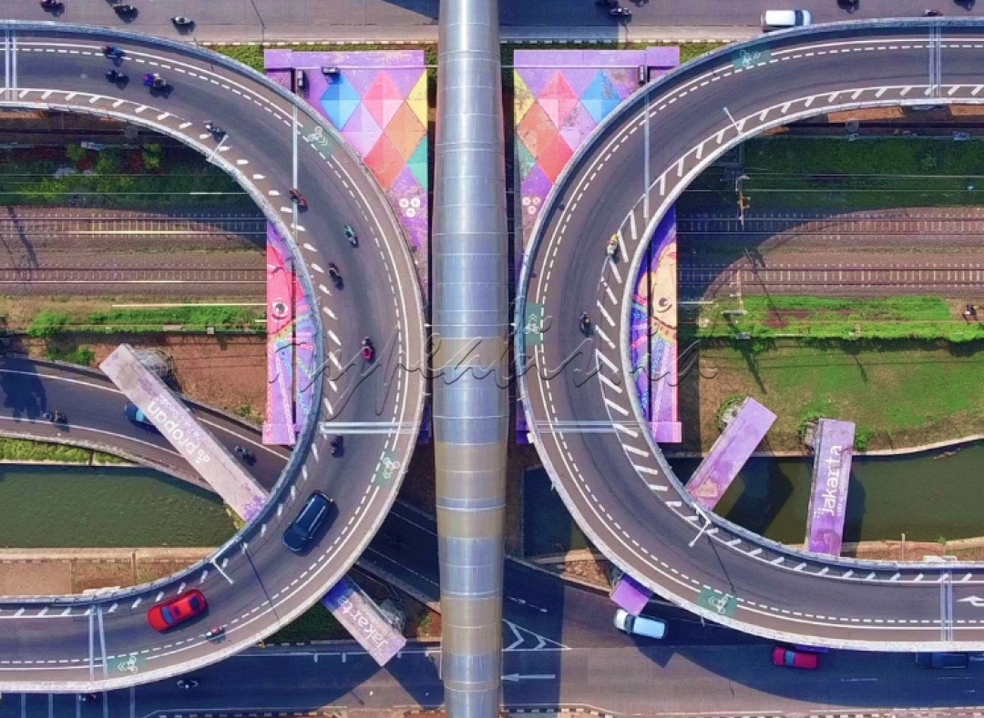 Keindahan jembatan penyebrangan dan lalu lintas putar balik di ambil dari view atas yg mewarnai jembatan sehingga menjadi artistik dan berkarakter&nbsp;