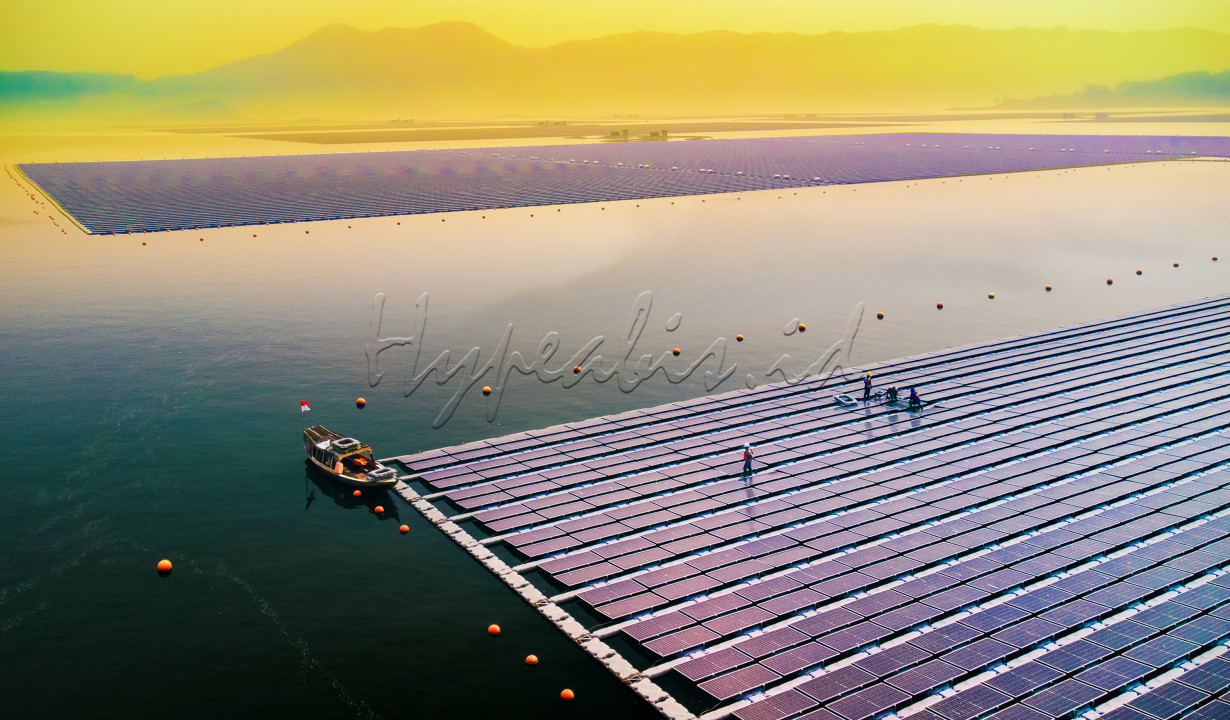 Energi terbarukan dari Cirata kini mengalir deras ke Jawa-Bali, menjadi sumber daya yang mendukung keberlanjutan dan kemandirian energi nasional. Sebagai pembangkit listrik tenaga surya terapung terbesar di Asia Tenggara, Cirata adalah wujud nyata dari komitmen membangun negeri dengan inovasi ramah lingkungan. Aliran energi bersih ini tidak hanya menjawab kebutuhan listrik bagi jutaan masyarakat, tetapi juga menjadi simbol gelora semangat Indonesia dalam meraih masa depan yang hijau dan berkelanjutan. Dengan Cirata, negeri ini melangkah lebih percaya diri menuju era energi baru yang membawa manfaat bagi generasi kini dan mendatang.