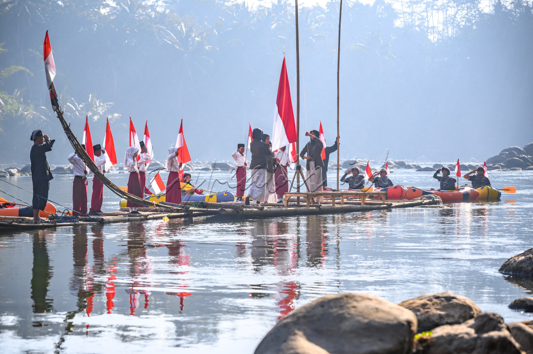 Pengibaran merah putih oleh warga Sambeng, Magelang di tengah kali progo sebagai wujud melatih nasionalisme,&nbsp;kebersamaan, kerukunan, dan solidaritas menuju Indonesia yang lebih maju