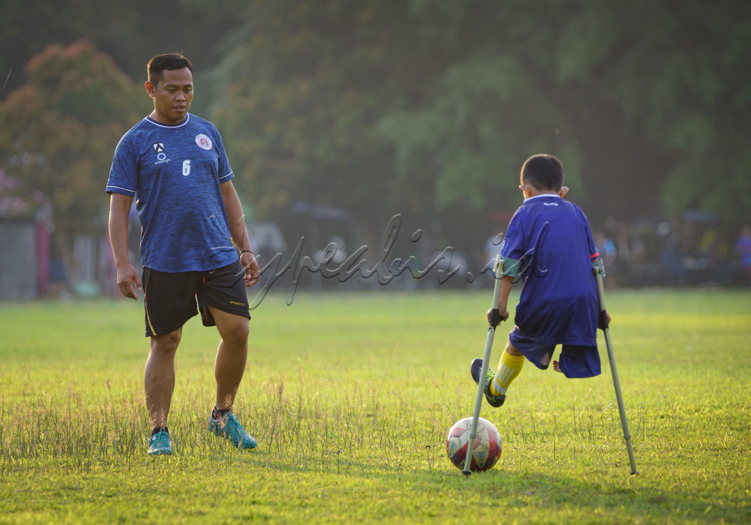 meskipun memiliki keterbatasan, Jidan tetap semangat berlatih bermain bola<br />
agar dapat masuk dalam kesebelasan sepak bola amputasi di kota Malang.