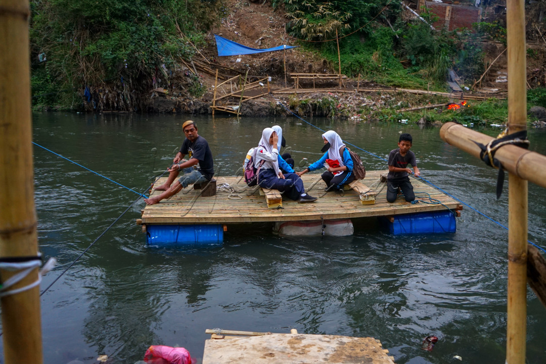 Semenjak rusaknya jembatan penyebrangan di Bumiayu kota Malang, yang menjadi salah satu akses menuju sekolah megakibatkan pelajar melewati penyebrangan darurat hal ini mereka lakukan agar tetap bisa sekolah agar bisa meraih masa depan yang lebih cemerlang.<br />
Penyebrangan darurat pun dibangun oleh warga sekitan dengan iuran warga agar anak-anak tetap bisa melanjutkan sekolahnya<br />
&nbsp;