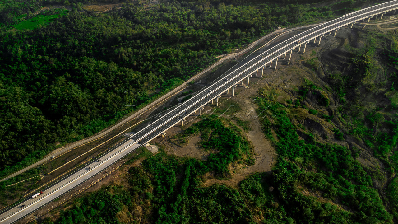 Jembatan Kadongdong berdiri megah membelah hamparan alam, menjadi jalur vital yang menghubungkan berbagai daerah demi kemajuan bersama. Dengan desain modern yang menyatu dengan keindahan sekitarnya, jembatan ini mencerminkan semangat persatuan dan pembangunan. Kehadirannya tak hanya mempermudah akses transportasi dan mempercepat arus logistik, tetapi juga membuka peluang ekonomi baru bagi masyarakat setempat. Jembatan Kadongdong adalah bukti nyata bagaimana infrastruktur dapat menjadi penggerak utama kemajuan, menjembatani jarak sekaligus mempererat hubungan antardaerah dalam satu kesatuan negeri.