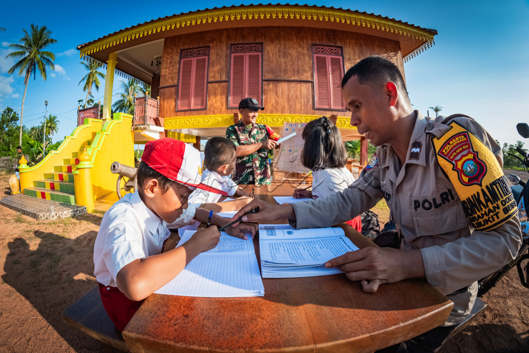Personil TNI POLRI sambangi anak anak pesisir untuk menggelar belajar kelompok bersama Pak Bhabin untuk memotivasi anak anak agar tekun dan rajin belajar&nbsp;