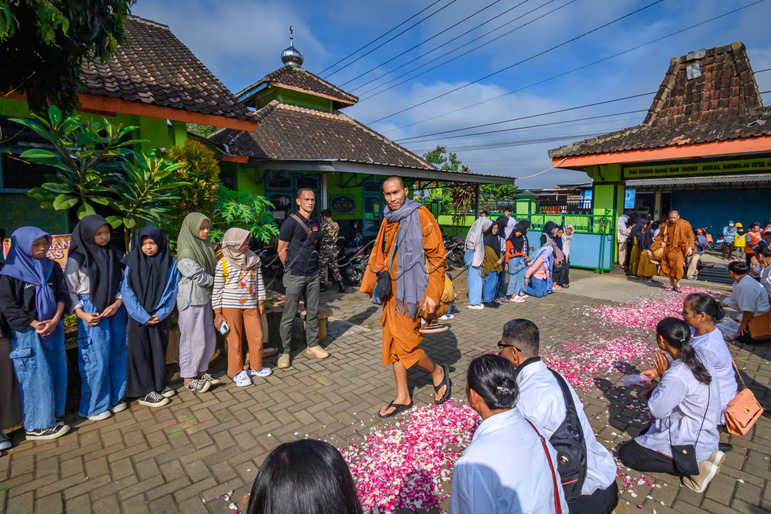 Penyambutan biksu tudon di Temanggung yang akan menuju ke Candi Borobudur dengan menyediakan tempat istirahat sementara.