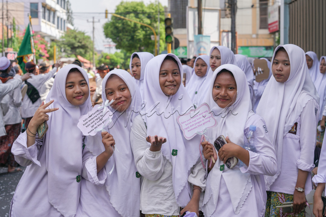 Hari Santri Nasional diperingati setiap 22 Oktober di seluruh Indonesia. Perinagatan ini tidak hanya menyoroti peran penting santri dan pondok pesantren dalam mempertahankan kemerdekaan Indonesia, tetapi juga menjadi momen untuk mengenang sejarah perjuangan umat Islam di Indonesia. Mari kita teruskan perjuangan para ulama dan santri yang telah menorehkan tinta emas dalam sejarah bangsa ini.