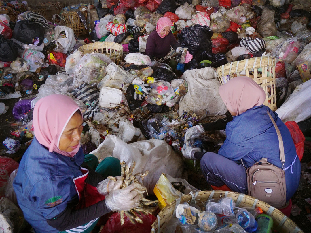 Pengolahan sampah dengan memilah, dan mendaur ulang, untuk menjaga lingkungan