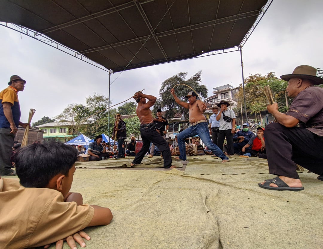 <div>Tradisi Ojung adalah tradisi saling memukul menggunakan rotan yang dimainkan oleh dua Keberadaan tradisi tersebut masih dilakukan hingga saat ini dan dianggap untuk menghindari bencana. Ojung juga merupakan tradisi yang dilakukan di sejumlah wilayah di Jawa Timur.Jika salah satu peserta memukul, maka peserta lain akan menangkis atau menghindar. Dalam tradisi Ojung, dua orang pemain saling berhadapan. Sebelum memukul, mereka akan berputar-putar terlebih dahulu dan menghentakkan kaki seperti orang menari.</div>

<div>&nbsp;</div>

<div>&nbsp;</div>

<div><br />
&nbsp;</div>